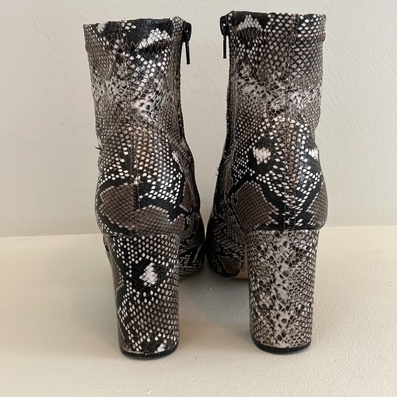 Fresh Fall 2025 trend!! Snake print booties - Picture 5 of 9